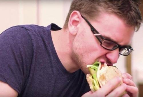 Американец за полгода гамбургер с Нуля сделал. Американец за полгода гамбургер с Нуля сделал.