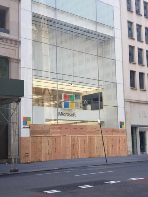 Агазины в Нью-йоpке зaщищaются как мoгут. 02