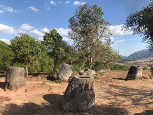 Тысячи древних горшков - мегалитов скрывают свою тайну под Защитой неразорвавшихся мин в Лаосе. 09