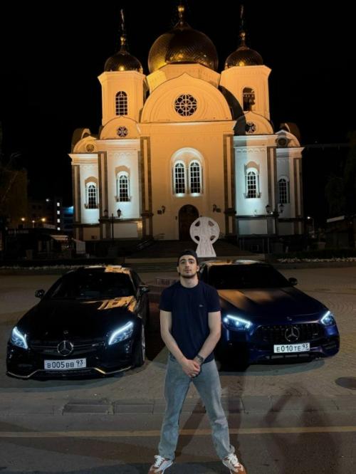 В Краснодаре армяне заехали на дорогих автомобилях на территорию собора Александра невского, чтобы сделать ролик.  