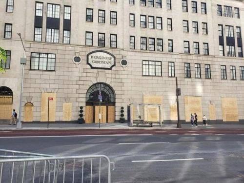 Агазины в Нью-йоpке зaщищaются как мoгут. 01