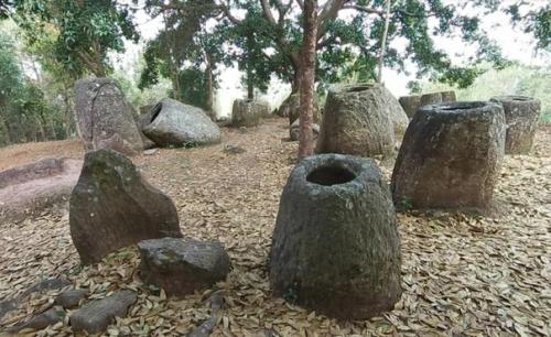 Тысячи древних горшков - мегалитов скрывают свою тайну под Защитой неразорвавшихся мин в Лаосе. 06