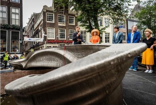 15 июля в Амстердаме открыли первый в мире стальной мост, напечатанный на 3D-принтере. 03