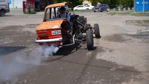 Российский автоблогер рабочий половинчатый автомобиль создал. 02