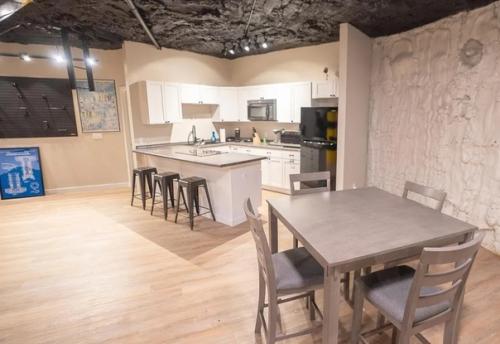 В США один парень превратил старую ракетную шахту в шикарный дом для отдыха. 03