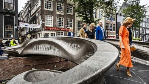 15 июля в Амстердаме открыли первый в мире стальной мост, напечатанный на 3D-принтере. 01