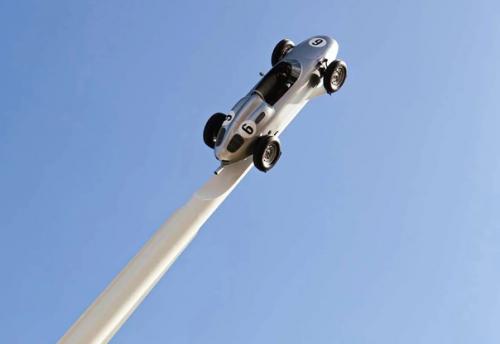 B честь 75-летия Porsche создал фантастическую скульптуру, посвященную его авто. 03