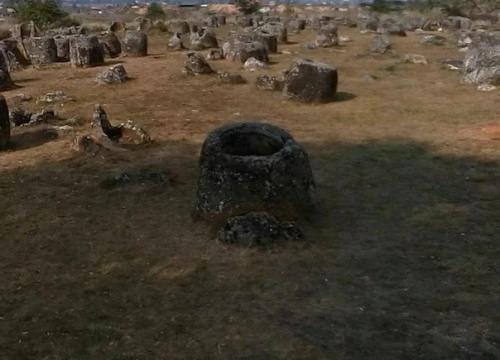 Тысячи древних горшков - мегалитов скрывают свою тайну под Защитой неразорвавшихся мин в Лаосе. 02