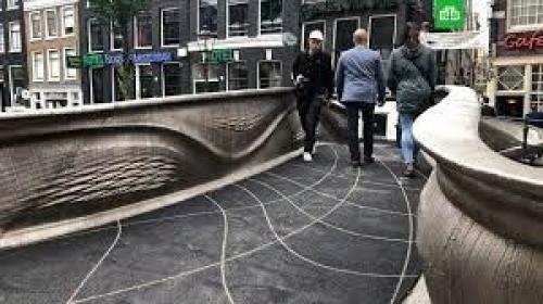 15 июля в Амстердаме открыли первый в мире стальной мост, напечатанный на 3D-принтере. 02