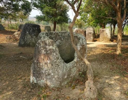 Тысячи древних горшков - мегалитов скрывают свою тайну под Защитой неразорвавшихся мин в Лаосе. 05