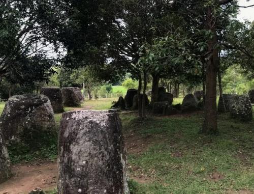 Тысячи древних горшков - мегалитов скрывают свою тайну под Защитой неразорвавшихся мин в Лаосе. 01