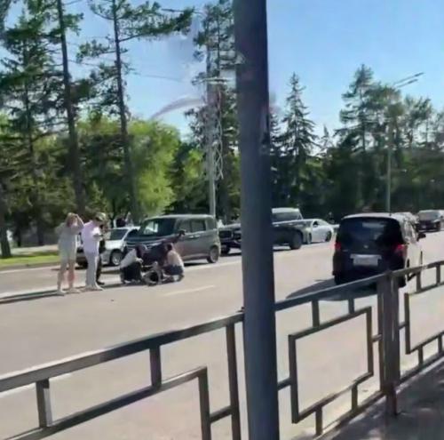 Байкер чуть не погиб, врезавшись на полной скорости в такси в Красноярске. 01 Байкер чуть не погиб, врезавшись на полной скорости в такси в Красноярске. 01