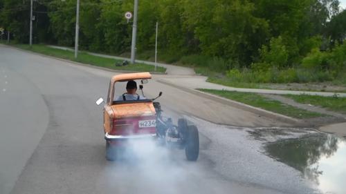 Российский автоблогер рабочий половинчатый автомобиль создал. 03