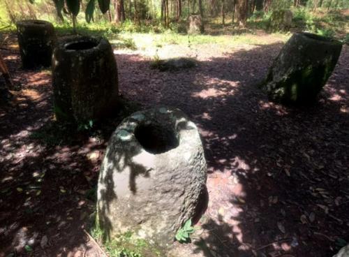 Тысячи древних горшков - мегалитов скрывают свою тайну под Защитой неразорвавшихся мин в Лаосе. 04