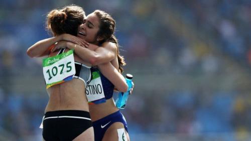 Бегунья из новой Зеландии, ценой результата в забеге, помогла своей американской сопернице встать на ноги, когда та получила травму. 03