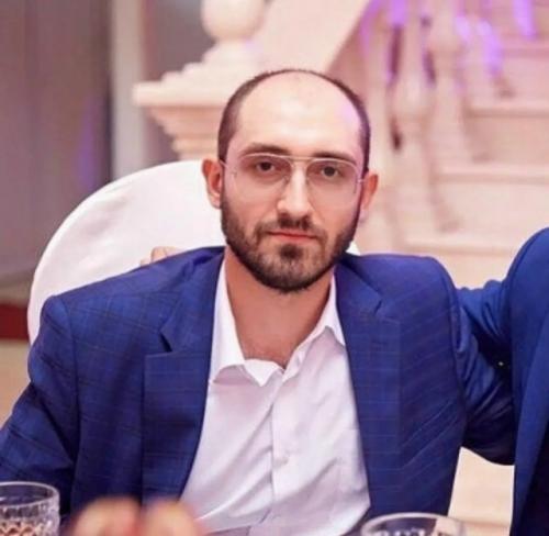 Mуж жену в Москве из-за ревности зарезал.

