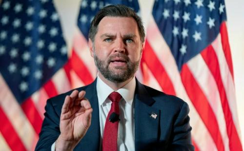 Джей ди вэнс призвал Украину прекратить удары по танкерам, заходящим в российские порты.

