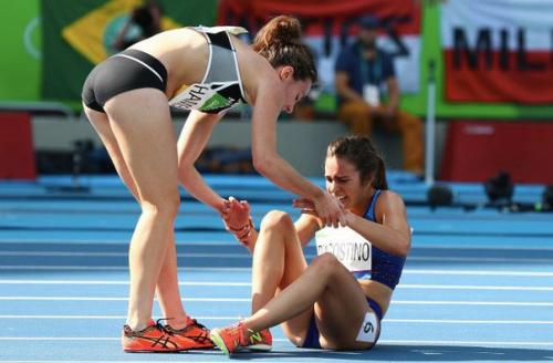 Бегунья из новой Зеландии, ценой результата в забеге, помогла своей американской сопернице встать на ноги, когда та получила травму. 02