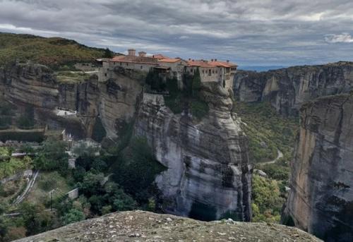 Парящие в Воздухе: древние метеорские монастыри на вершинах неприступных скал. 01