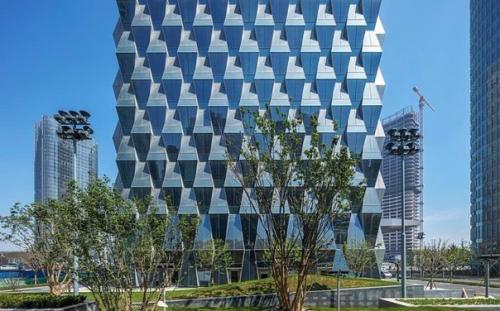 В Пекине построен энергоэффективный небоскреб с фасадом из трапецевидных модулей.
