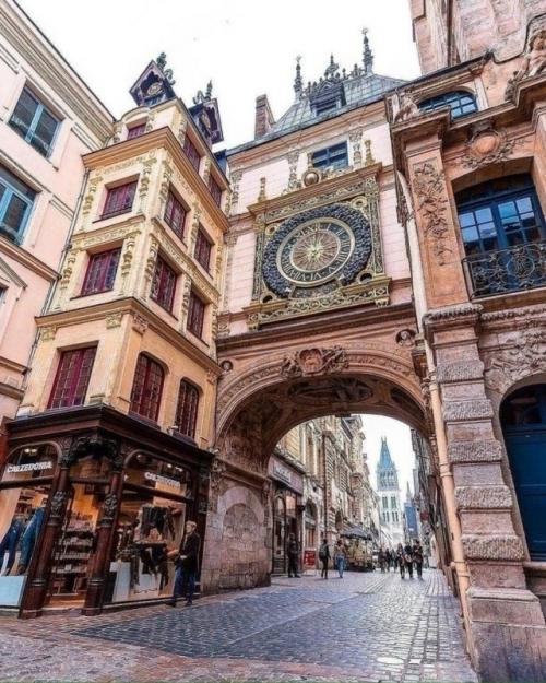 Руанские часы Gros - Horloge были установлены в 1389 году.  
