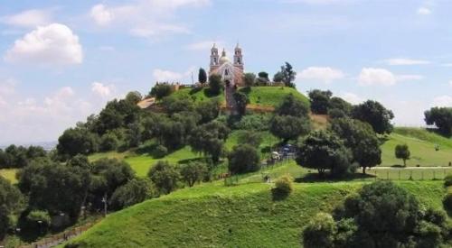 На вершине самой большой древней пирамиды находится действующая церковь. 02 На вершине самой большой древней пирамиды находится действующая церковь. 02