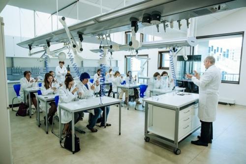 То, как мастер наносит покрытие на ваши ногти, может многое рассказать о его профессионализме. 03