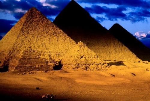 Время пирамид боится. 

