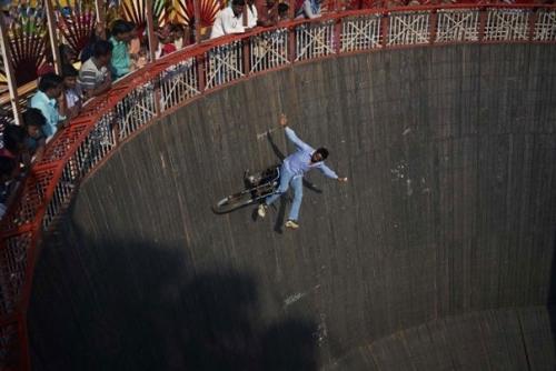 В 90-х тоже такое у нас было, приезжал цирк. 04