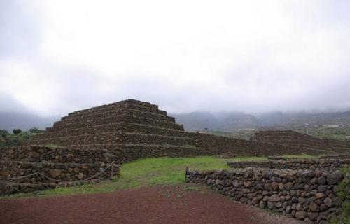 Справа от Африки, на маленьким острове вулканического происхождения, острове Маврикий, есть пирамиды. 01