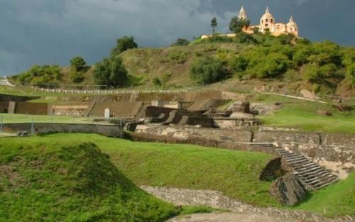 На вершине самой большой древней пирамиды находится действующая церковь. 01 На вершине самой большой древней пирамиды находится действующая церковь. 01