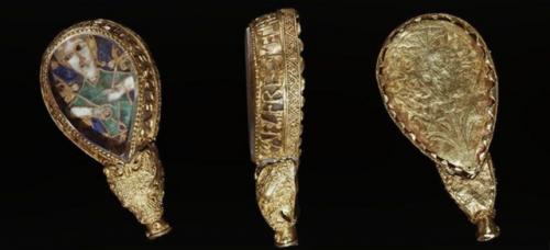 Один из самых таинственных артефактов средневековой Англии нашли 300 лет назад во время перепашки. 02