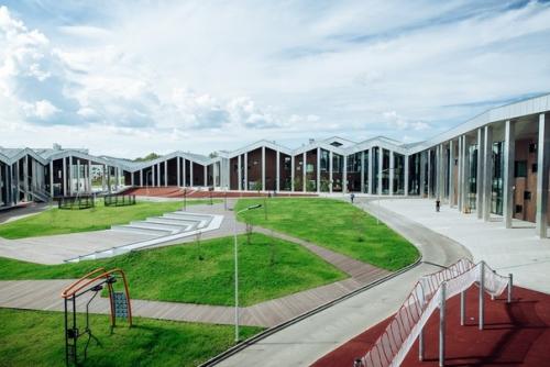 То, как мастер наносит покрытие на ваши ногти, может многое рассказать о его профессионализме. 01