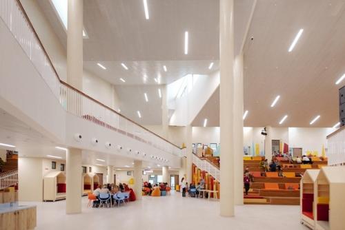 То, как мастер наносит покрытие на ваши ногти, может многое рассказать о его профессионализме. 07