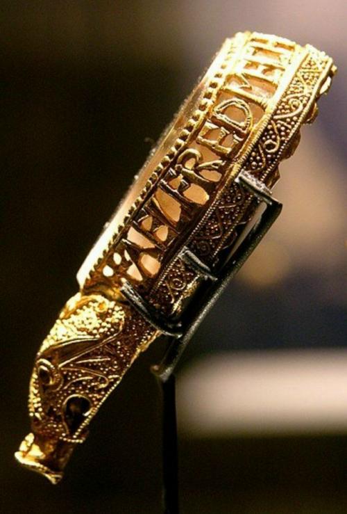 Один из самых таинственных артефактов средневековой Англии нашли 300 лет назад во время перепашки. 03