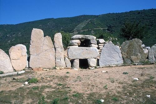 Гробницы гигантов на сардинииостров Сардиния славится своими удивительными сооружениями, которые явно остались от древних працивилизаций. 02 Гробницы гигантов на сардинииостров Сардиния славится своими удивительными сооружениями, которые явно остались от древних працивилизаций. 02