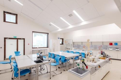 То, как мастер наносит покрытие на ваши ногти, может многое рассказать о его профессионализме. 06