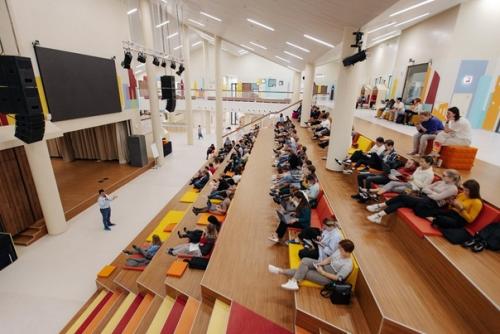 То, как мастер наносит покрытие на ваши ногти, может многое рассказать о его профессионализме. 02