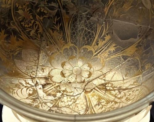 Эту прекрасную чашу из Золотого Стекла изготовили более 22 веков назад, вероятно, в Александрии в Египте. 01