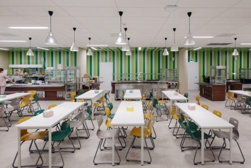 То, как мастер наносит покрытие на ваши ногти, может многое рассказать о его профессионализме. 08