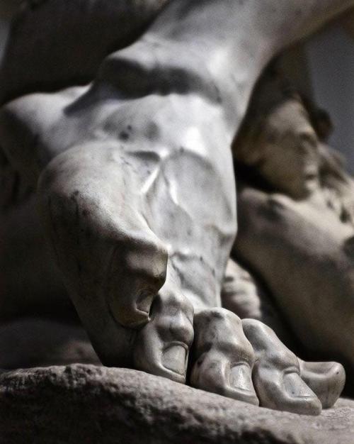 Невероятная детализация мрамора: правая стопа геркулеса в работе Антонио Кановы 