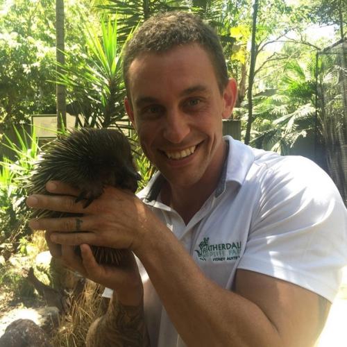 А этот смотритель австралийского зоопарка показывает людям насколько милыми могут быть звери. 04