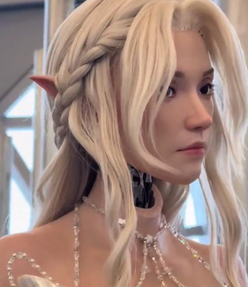 В Китае показали робота, который умеет выражать эмоции.

