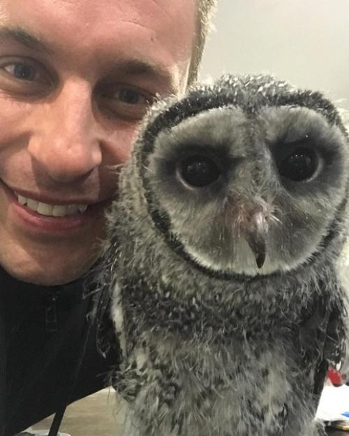 А этот смотритель австралийского зоопарка показывает людям насколько милыми могут быть звери. 03