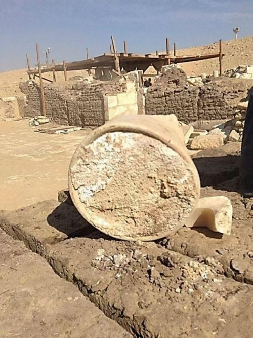 Археологи обнаружили в гробнице в саккаре, большой кусок 3300-летнего твердого сыра, возможно, он самый старый в мире. 
