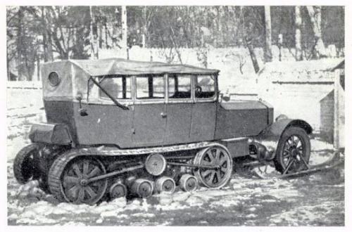 Для зимних поездок Ленина в Горки и на охоту один из его Роллс-ройсов был поставлен на гусеничный ход.
