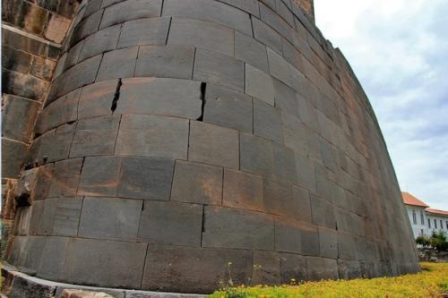 Кориканча - таинственные строения в городе Куско. 01