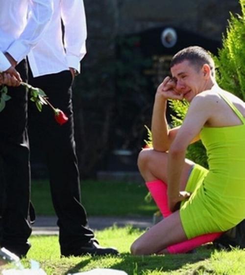 Еичего смешного!  Это не постанова и не какой-то глупый розыгрыш. 03