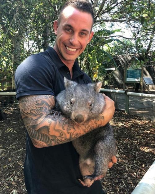 А этот смотритель австралийского зоопарка показывает людям насколько милыми могут быть звери. 05