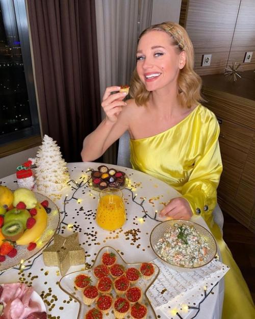 Актриса Кристина асмус своей изящной фигурой после новогодних праздников похвасталась. 02
